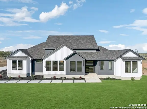 179 Hidden Ranch Ln, Floresville, TX 78114