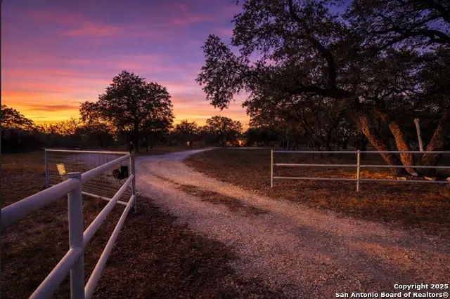 140 County Road 7866, Devine, TX 78016 - Image #1