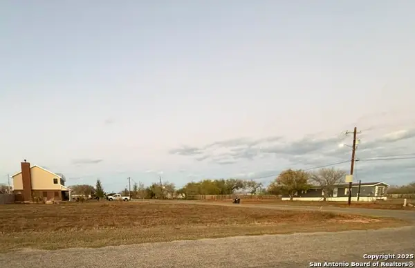 15/14 Merle St, Dilley, TX 78017