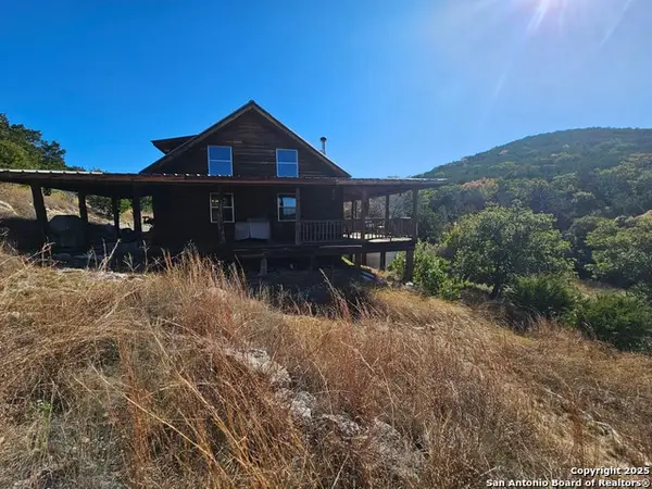 1035 Riemer Creek Rd, Leakey, TX 78873