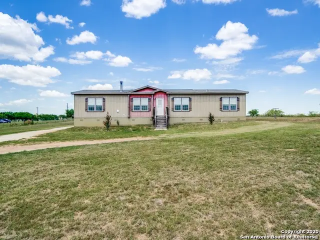 252 County Road 302, Floresville, TX 78114 - Image #1