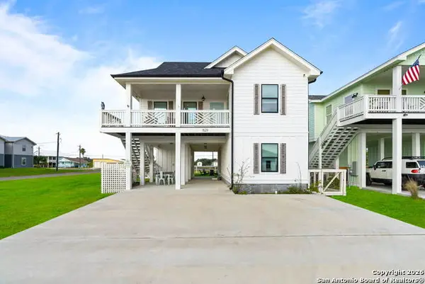 1529 S Live Oak St, Rockport, TX 78382