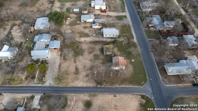 910 15th St, Hondo, TX 78861 - Image #2