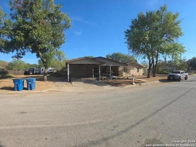 1112 Plum St, Floresville, TX 78114 - Image #2