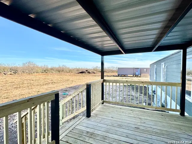 2811 County Road 467, Devine, TX 78016 - Image #2