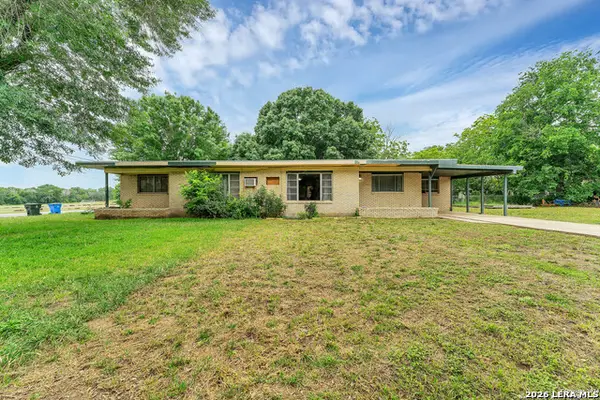 955 University, Seguin, TX 78155