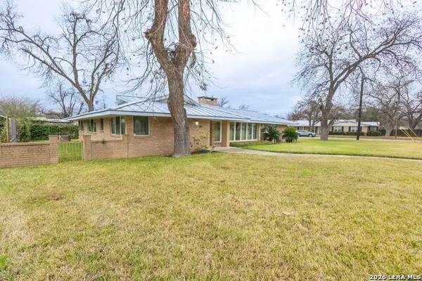 757 High St, Uvalde, TX 78801