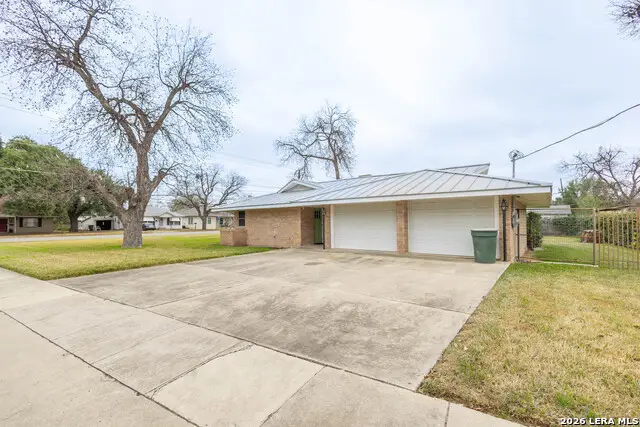 757 High St, Uvalde, TX 78801 - #2