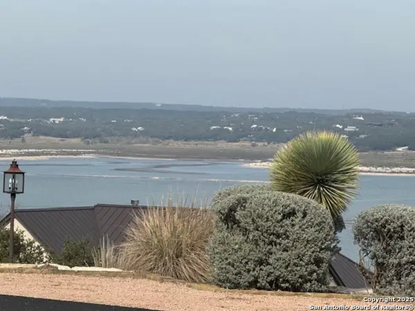 523 Oak Shores Dr, Canyon Lake, TX 78133