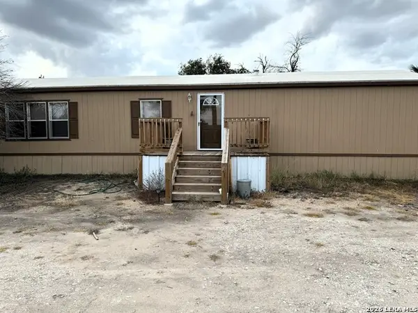 385 County Road 5719, Devine, TX 78016