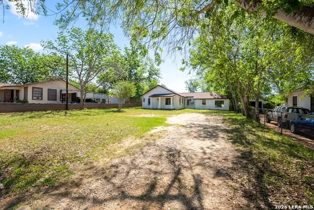 1312 C St, Floresville, TX 78114 - #3