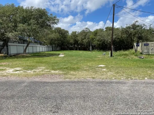829 S Fuqua St, Rockport, TX 78382
