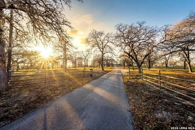 188 Oak Hill Rd, La Vernia, TX 78121 - #1