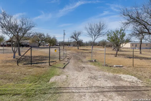 464 County Road 4638, Hondo, TX 78861