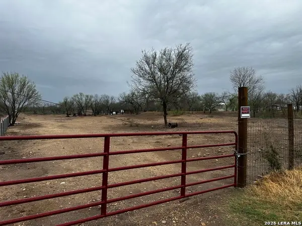 1083 County Road 6610, Devine, TX 78016