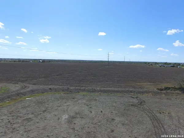 203 Farmhouse, Marion, TX 78124