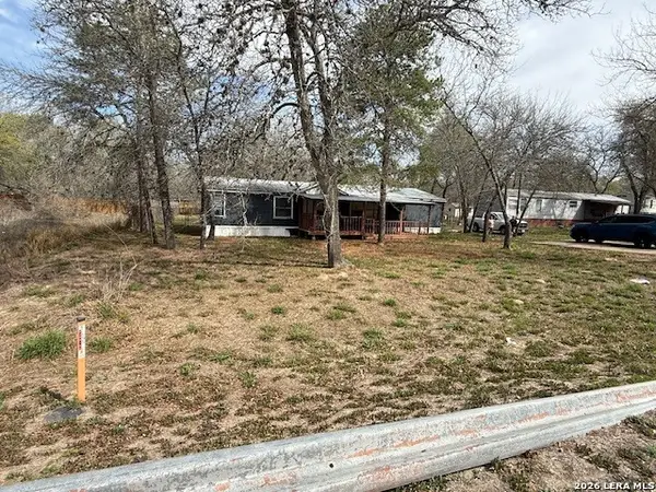 4015 Waterwood Pass, Elmendorf, TX 78112
