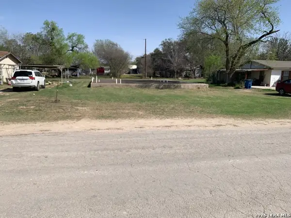 414 Crouch Ave, Devine, TX 78016