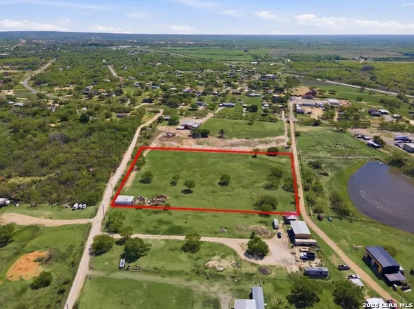 7293 Fm 327, Elmendorf, TX 78112