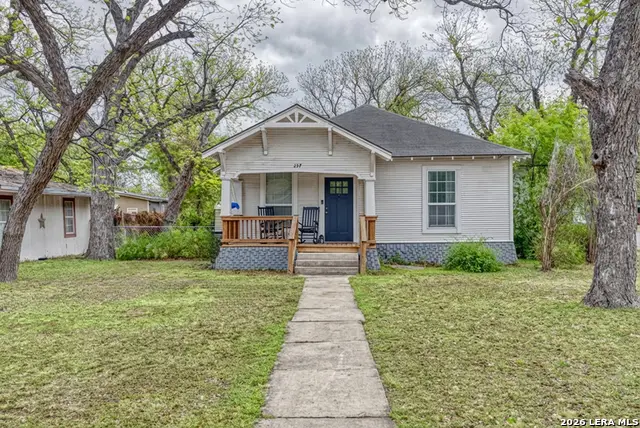 237 W Oak St, Uvalde, TX 78801 - #1