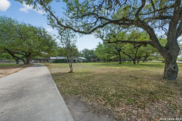 100 Crestline, Pleasanton, TX 78064 - #2