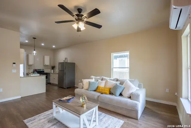 1010 W Lynwood Ave, San Antonio, TX 78201 - #2