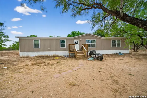 106 County Road 2672, Devine, TX 78016