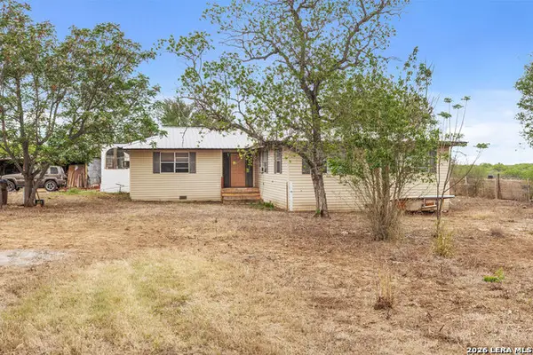 509 W County Road 678, Natalia, TX 78059