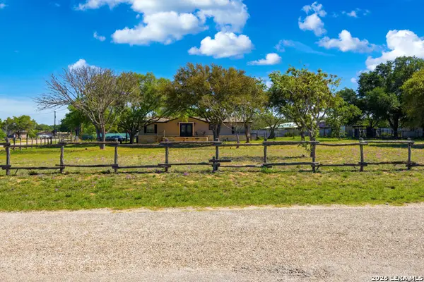 205 Creekview, Floresville, TX 78114