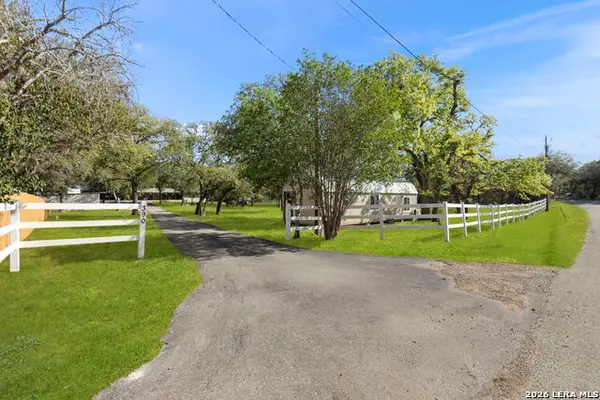 390 Galveston St, Bandera, TX 78003