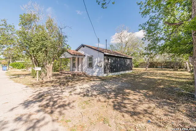 524 Avenue B, Seguin, TX 78155 - #2