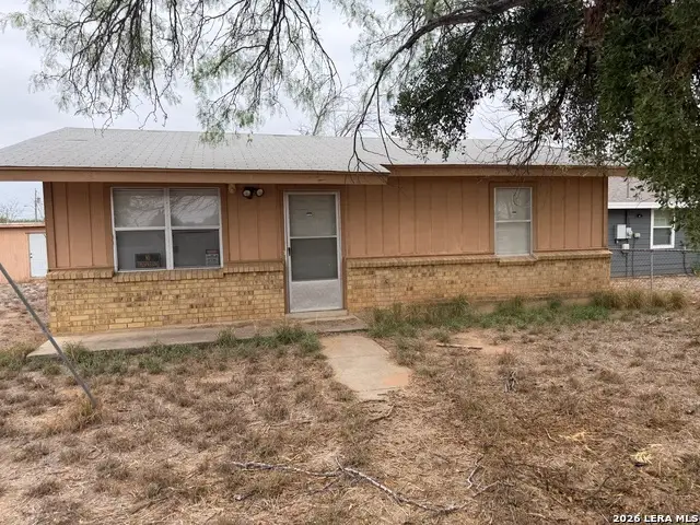405 N 14th St, Carrizo Springs, TX 78834 - #1
