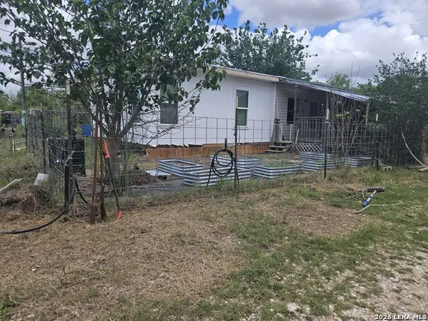 255 County Road 668, Devine, TX 78016