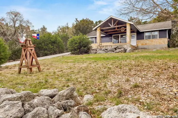 1548 Valley Frst, Canyon Lake, TX 78133