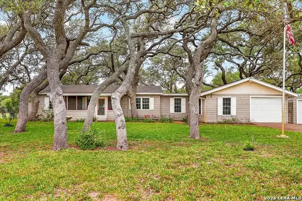 1521 S Mathis, Rockport, TX 78382