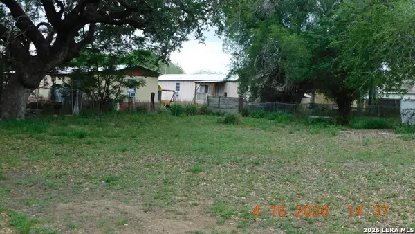609 4th St, Pleasanton, TX 78064