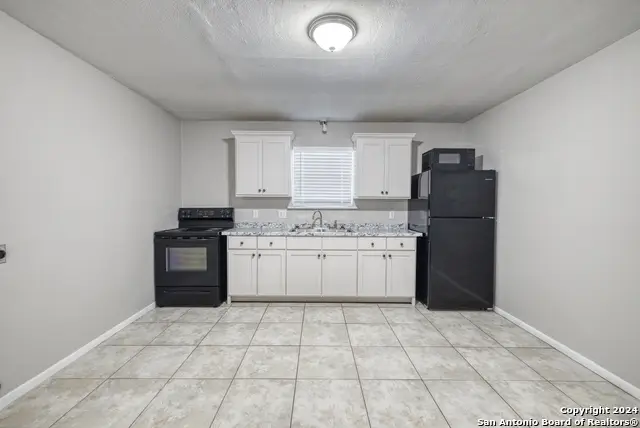 640 Roach St, Uvalde, TX 78801 - #2