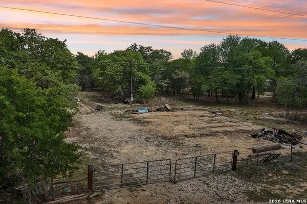 2424 Hickory Forrest Dr, Seguin, TX 78155