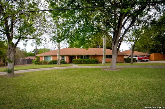 608 F St, Floresville, TX 78114 - #1