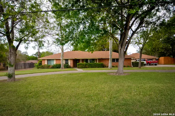 608 F St, Floresville, TX 78114