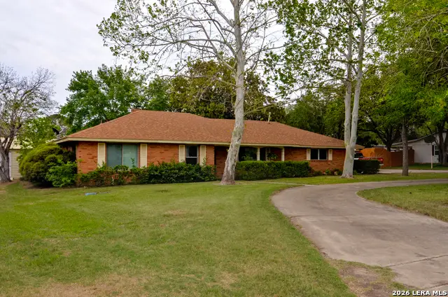 608 F St, Floresville, TX 78114 - #3