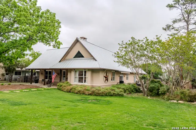 712 W Travis St, Fredericksburg, TX 78624 - #1