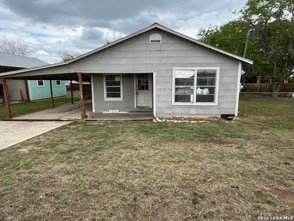 602 S 6th St, Stockdale, TX 78160