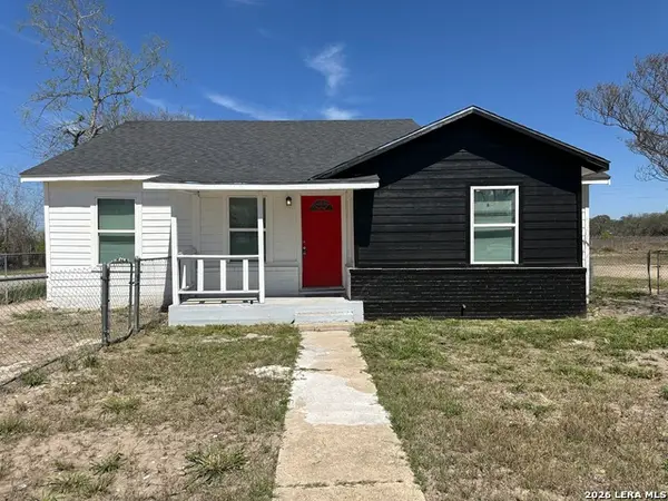 514 Davis Ave, Devine, TX 78016