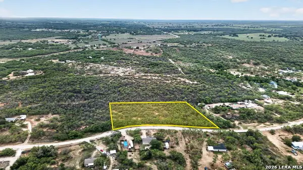 123 Country View Ln, Floresville, TX 78114