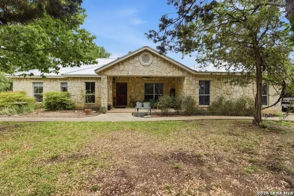 707 Oak Ridge Ln, Pipe Creek, TX 78063