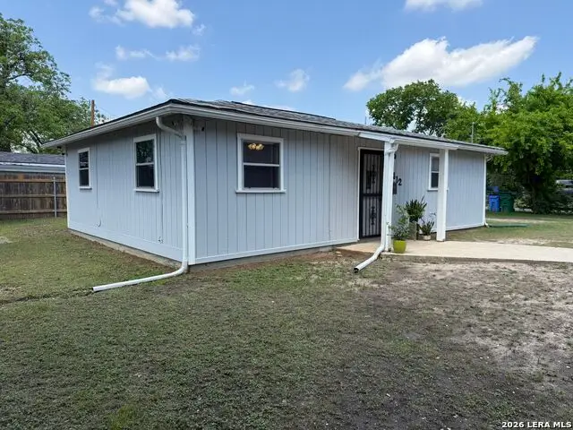 412 E Walnut St, Seguin, TX 78155 - #1