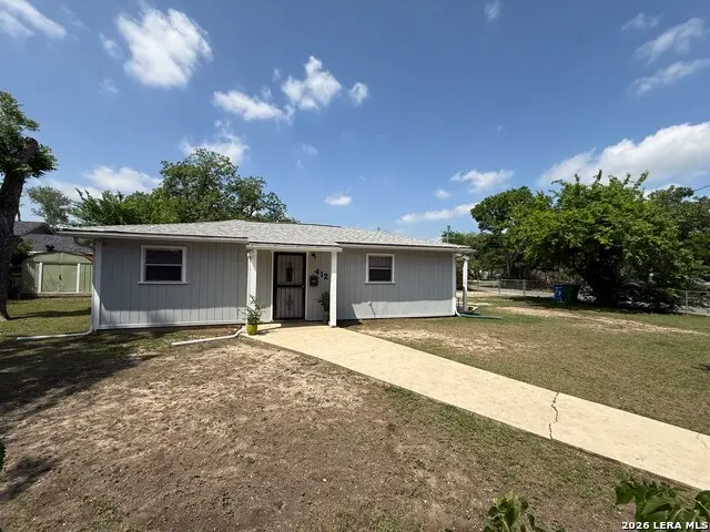 412 E Walnut St, Seguin, TX 78155 - #2