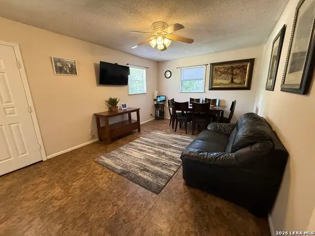 412 E Walnut St, Seguin, TX 78155 - #3