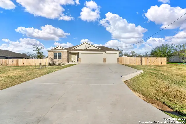 121 Cheyenne Dr, Floresville, TX 78114 - #2